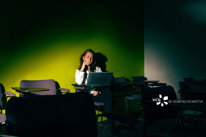 讲师准备笔记本电脑图片素材