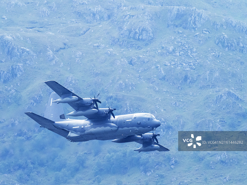 在英国苏格兰阿德纳米尔坎低空飞行的军用飞机图片素材