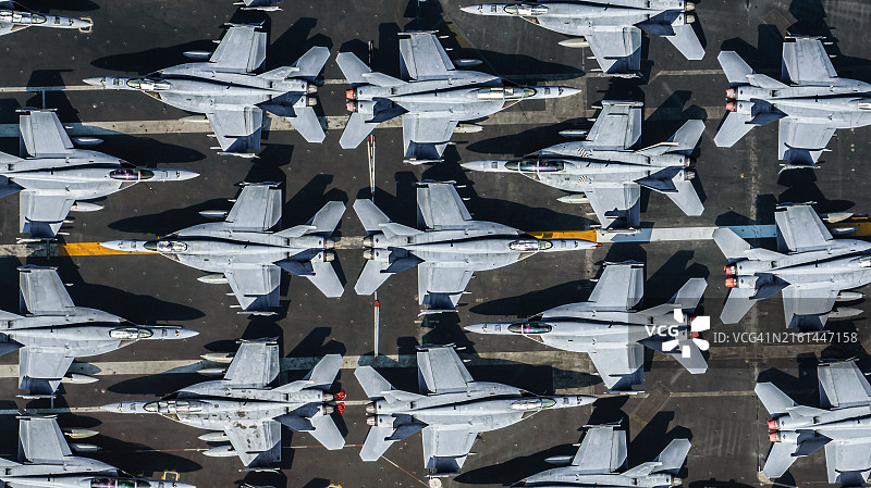 停泊在美军航母上的F/A-18E超级大黄蜂图片素材
