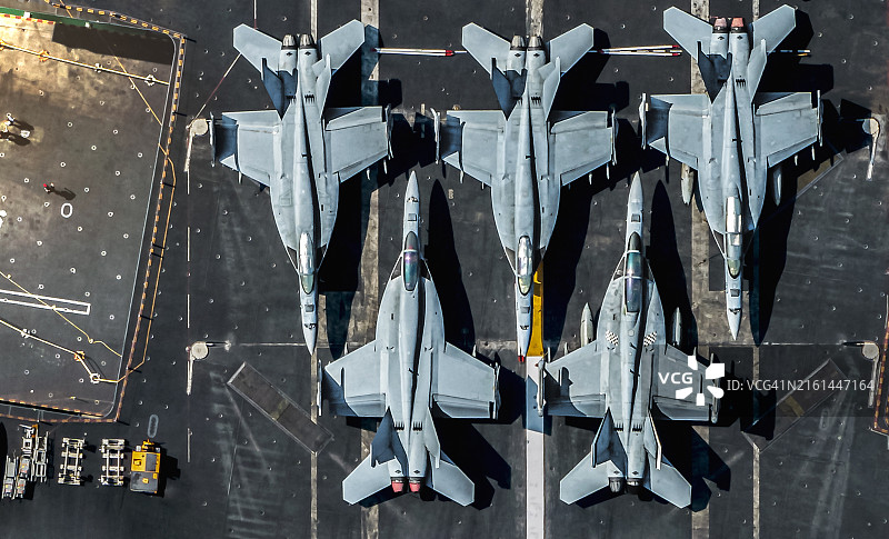 停泊在美军航母上的F/A-18E超级大黄蜂图片素材