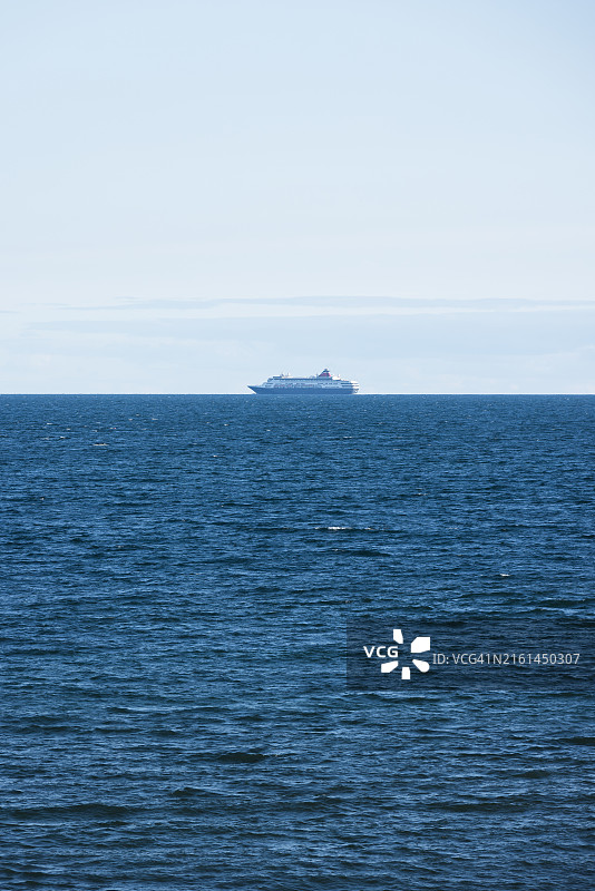 海面波浪上的船只图片素材