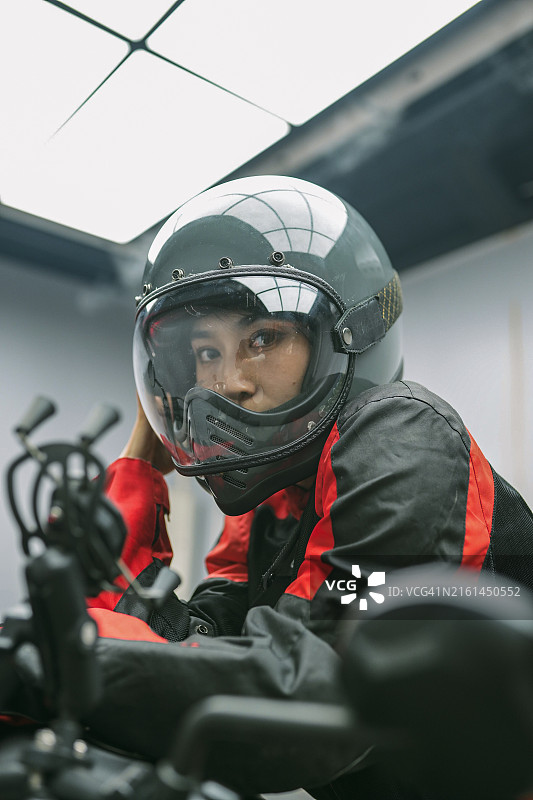 戴着复古头盔的女人图片素材