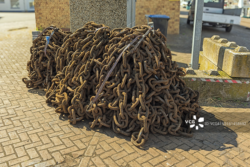 带有锈迹锚链的大山图片素材