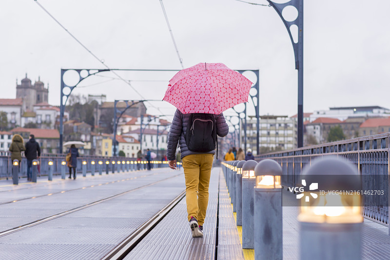欧洲波尔图历史中心雨天撑伞行走的男子背影图片素材