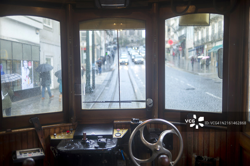 葡萄牙波尔图的旧式有轨电车等待乘客图片素材