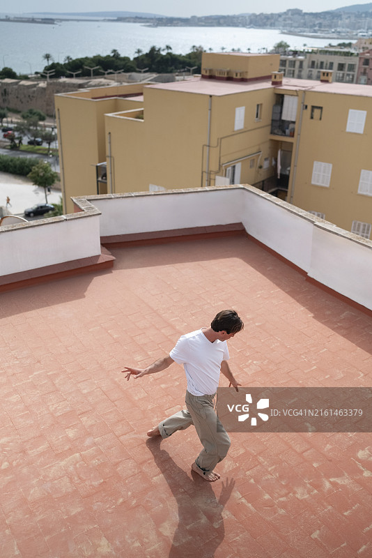 男子在屋顶练习舞蹈（高角度）图片素材