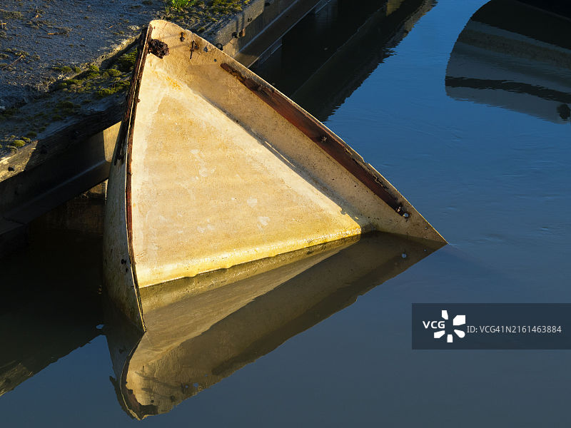 沉没游艇船体，拉德利船屋，泰晤士河畔，英国图片素材