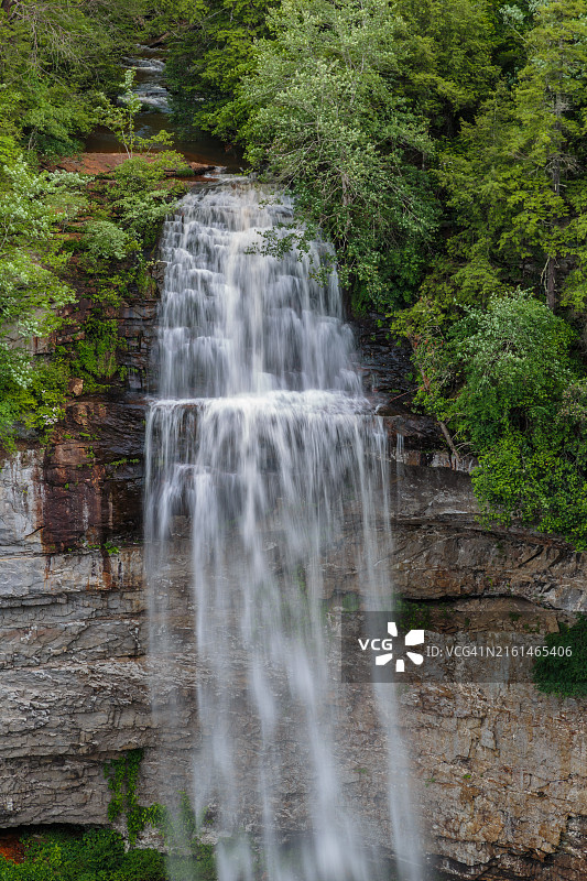 田纳西州斯潘塞市附近秋溪瀑布州立公园的秋溪瀑布高256英尺，是落基山脉以东最高的瀑布图片素材