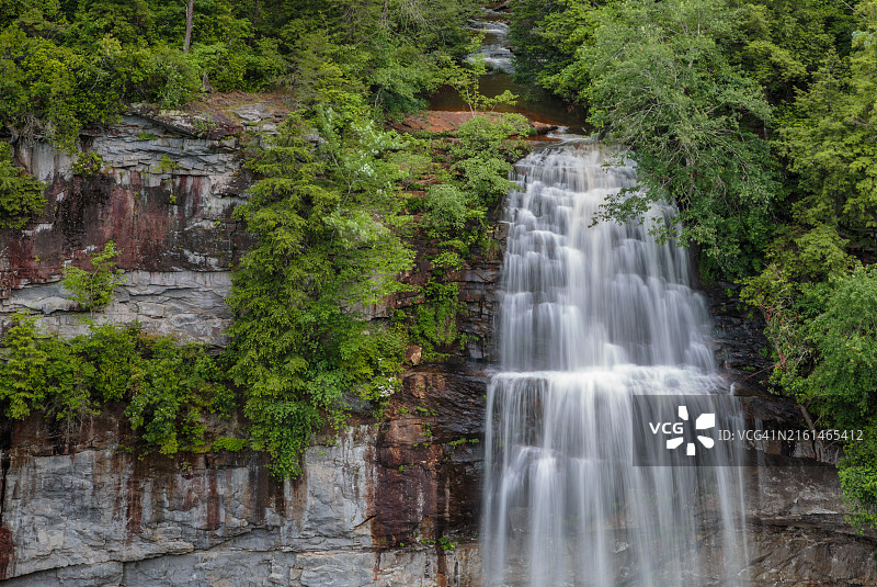 田纳西州斯潘塞市附近秋溪瀑布州立公园的秋溪瀑布高256英尺，是落基山脉以东最高的瀑布图片素材