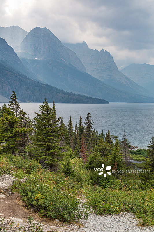 冰川国家公园圣玛丽湖沿线野鹅岛瞭望台山景图片素材