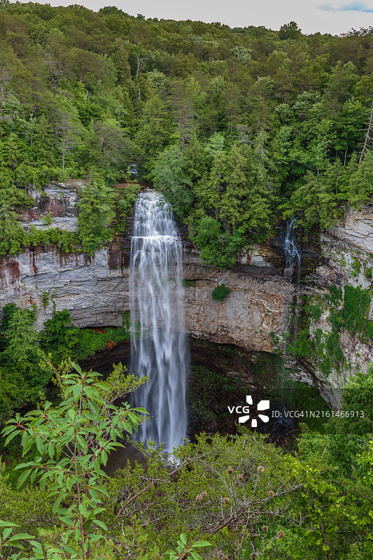 田纳西州斯潘塞市附近秋溪瀑布州立公园的秋溪瀑布高256英尺，是落基山脉以东最高的瀑布图片素材