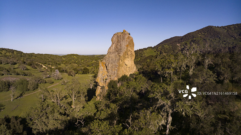 加州橡树中的烟囱岩，帕索罗布尔斯图片素材