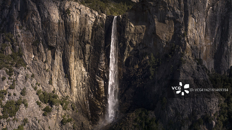 新娘面纱瀑布，优胜美地山谷雪景，加利福尼亚州图片素材