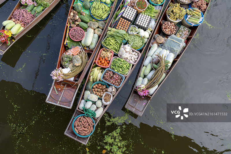 泰国水上市场水果蔬菜销售船只航拍图片素材