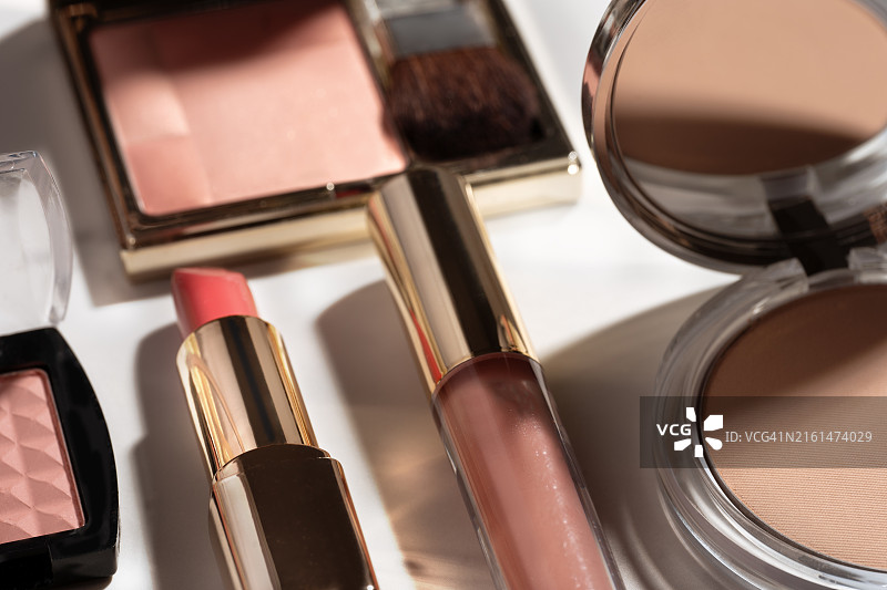 节日礼品准备：女性美妆产品图片素材