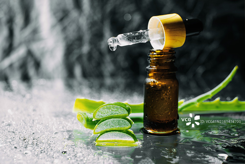 玻璃滴管瓶中的芦荟提取物精华液图片素材