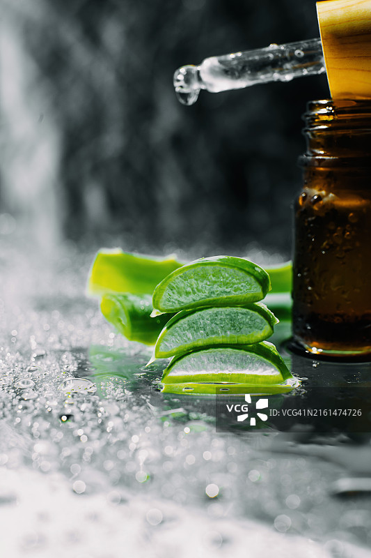 玻璃滴管瓶中的芦荟提取物精华液图片素材