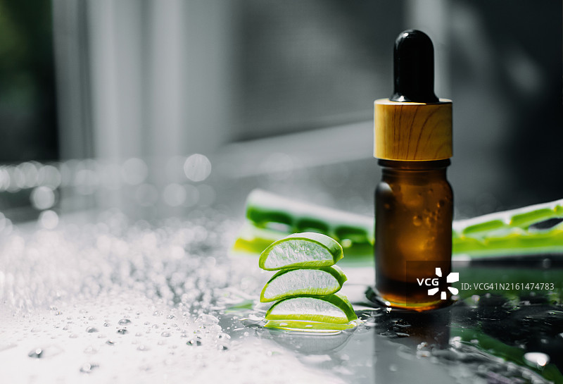 玻璃滴管瓶中的芦荟提取物精华液图片素材