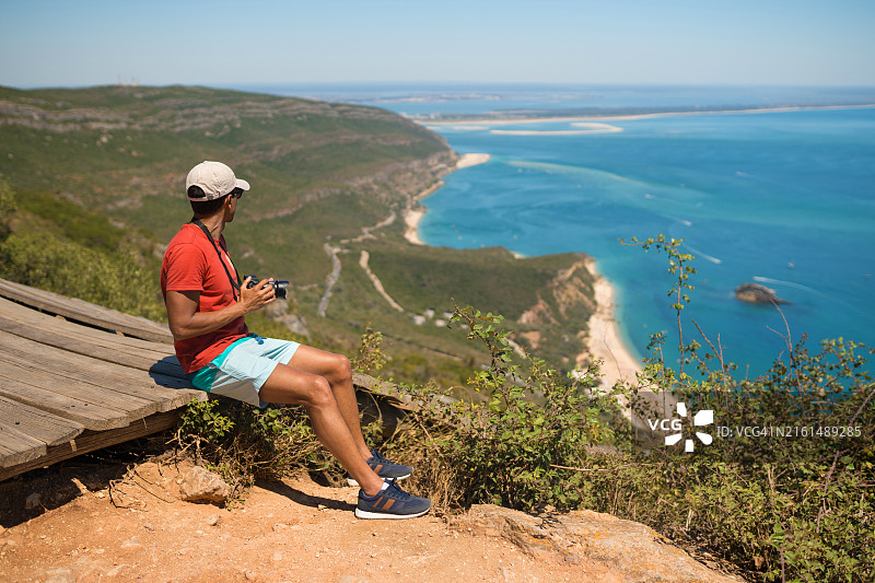悬崖边观景的游客图片素材