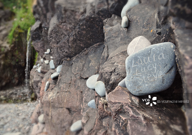 刻在光滑鹅卵石上的Lyn Randle的名字图片素材