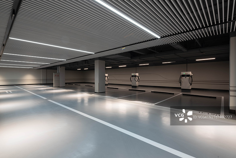 车库里的充电桩图片素材