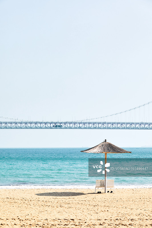 釜山海滩海景遮阳伞背景图片素材