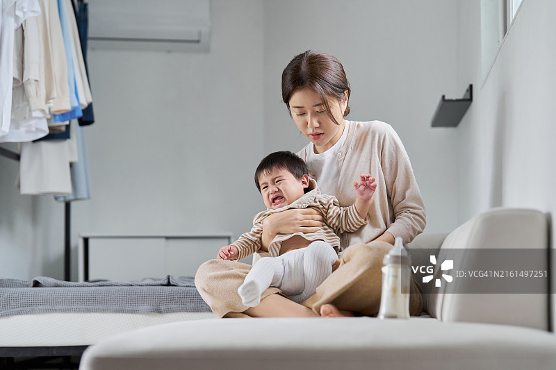 妇女，儿童保育，母亲，2至3岁，家庭，眼泪，忧虑图片素材