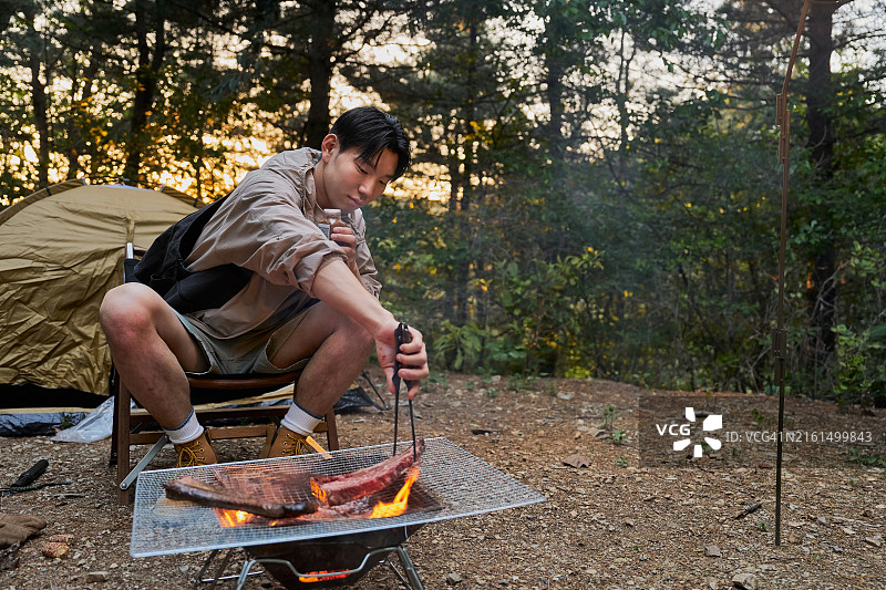 露营，燃烧，户外，篝火，引火物，柴火，烤，肋骨，露营食物，晚餐，烤肋排图片素材
