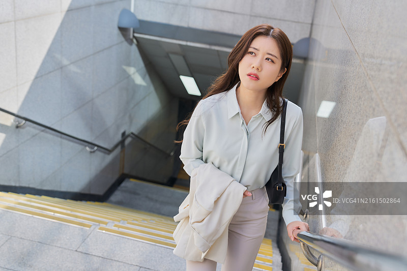 20多岁的年轻职业女性，白领丽人，疲劳，压力图片素材