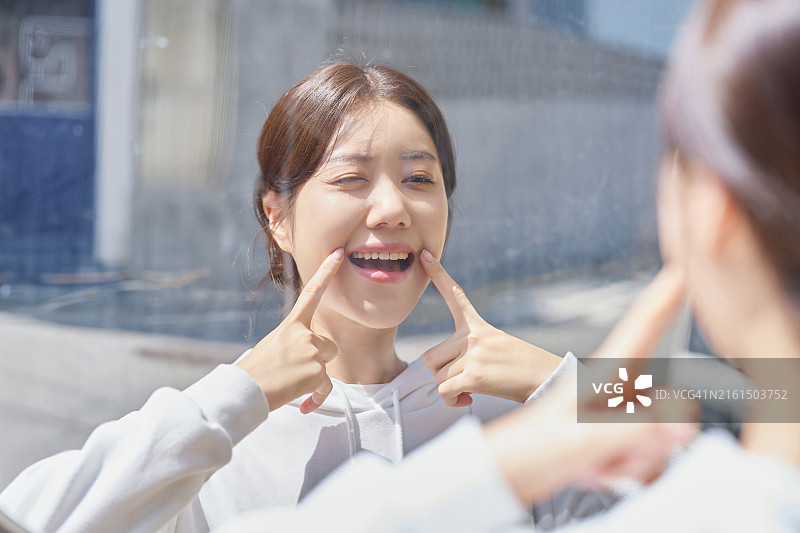 求职的年轻女大学生，充满希望图片素材