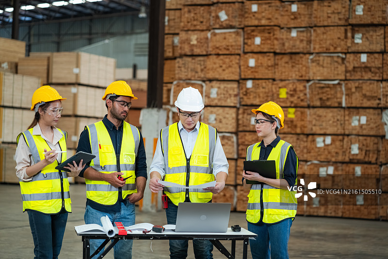 托盘仓库团队正在开会讨论仓库管理图片素材
