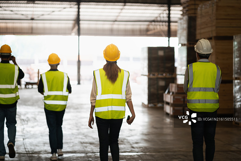在木材仓库里步行去上班的工人图片素材