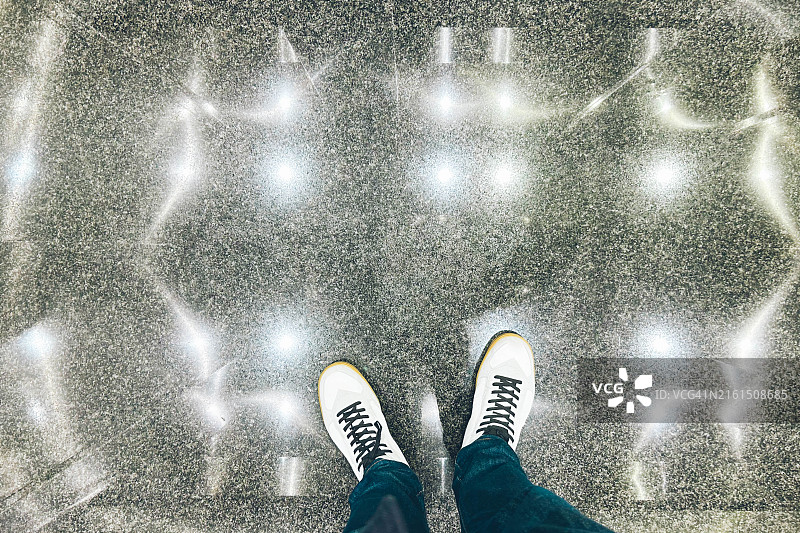 穿着运动鞋的男人的脚图片素材