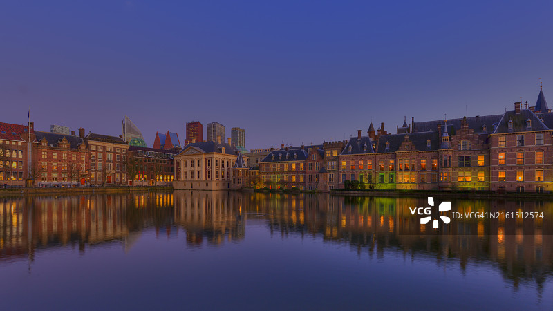 夜晚的宾嫩霍夫、小塔楼、莫瑞泰斯皇家美术馆和现代政府建筑图片素材