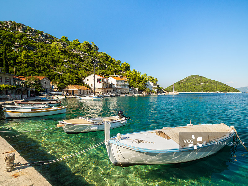 波梅纳村码头，数艘小船停泊在码头，绿松石般清澈的海水，姆列特国家公园 - 姆列特岛 - 杜布罗夫尼克-内雷特瓦县 - 达尔马提亚 - 克罗地亚图片素材