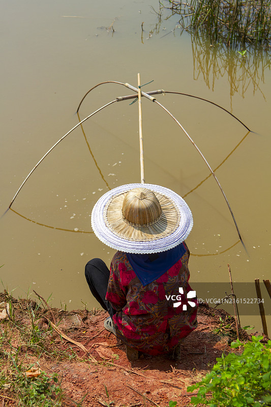 湄公河上的钓鱼场景（泰国）图片素材