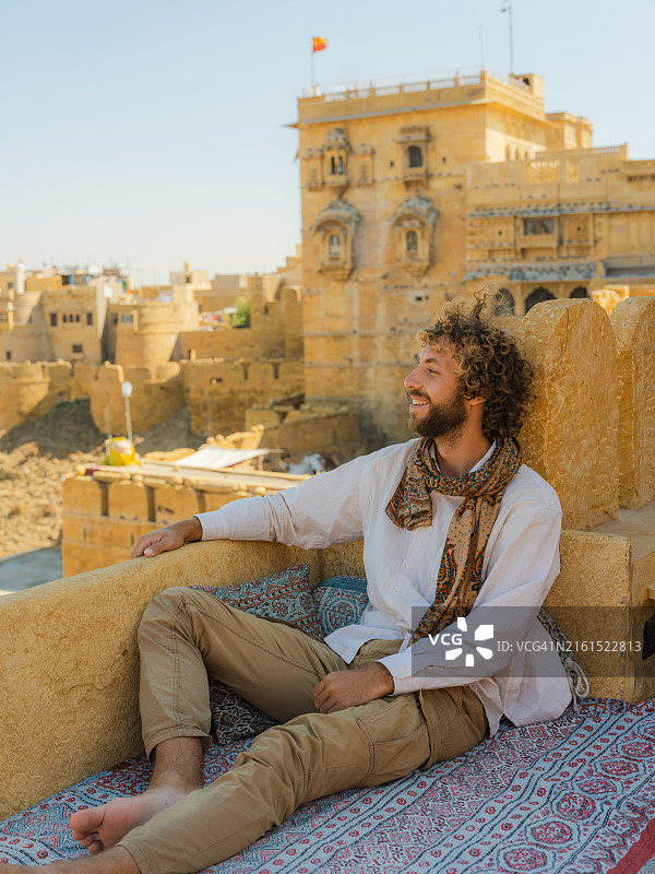 男人从阳台上眺望斋沙默尔堡图片素材