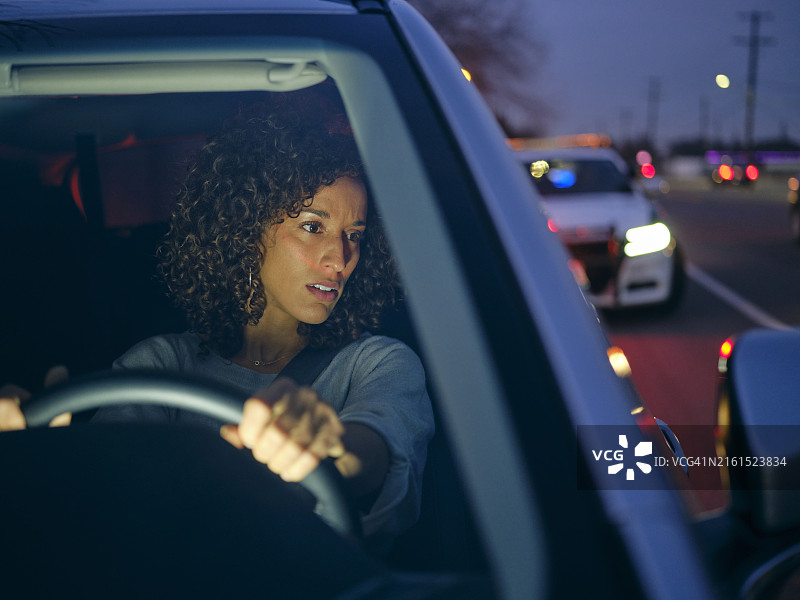 晚上年轻女司机被警察拦下图片素材
