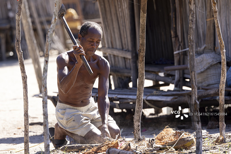 男人在马达加斯加乡村准备柴火图片素材