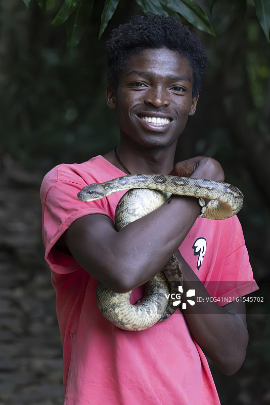 男人拿着一条蛇图片素材