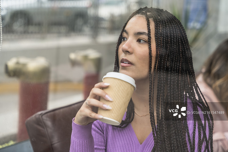 女子在咖啡馆里喝咖啡图片素材