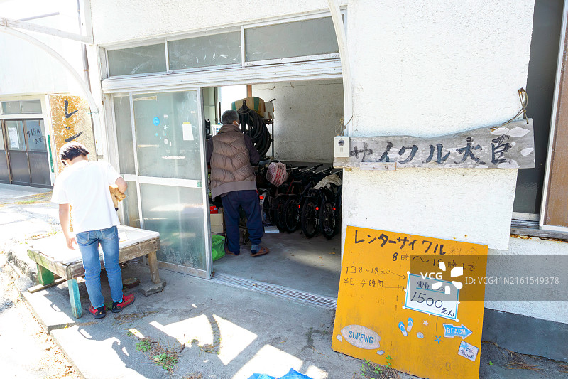 岛上的当地自行车租赁店，标志标明商店名称和价格等图片素材
