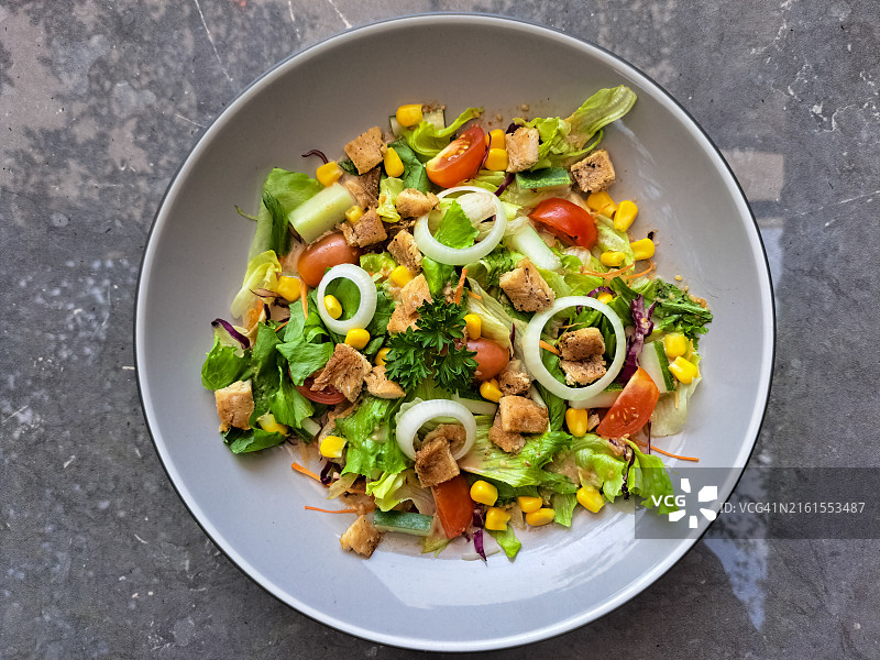 芝麻酱鸡肉沙拉——烤鸡肉配生菜、紫甘蓝、烤芝麻酱、玉米、樱桃番茄和洋葱片。美食菜单。顶视图图片素材