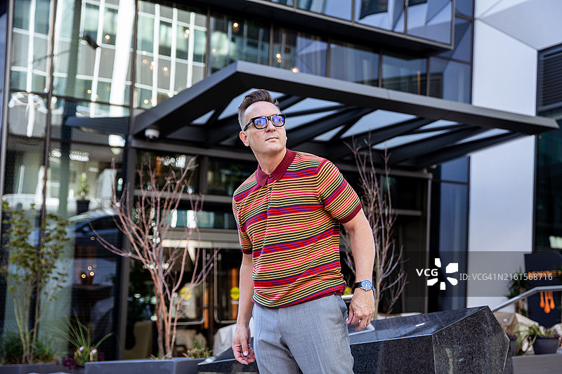在金融区户外身穿西装的50多岁成功商人肖像图片素材