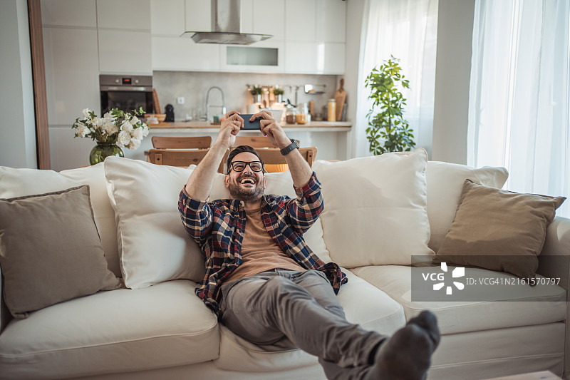 我喜欢在手机上玩电子游戏图片素材