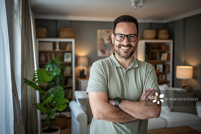 自信的年轻现代男人肖像图片素材