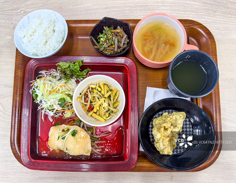 午餐选择：烤白鱼配柏饼和配菜图片素材