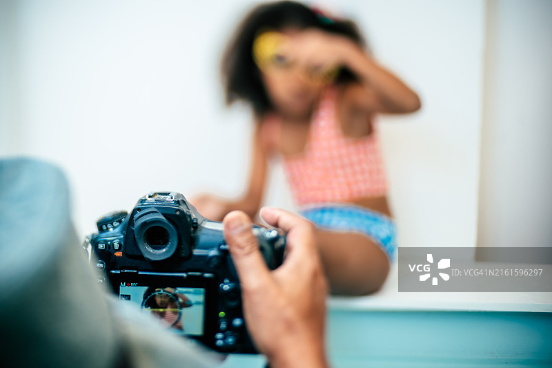 年长的男人给女儿拍照图片素材