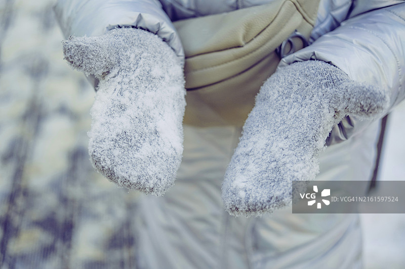 寒冷冬日可爱的针织羊毛冬季手套图片素材