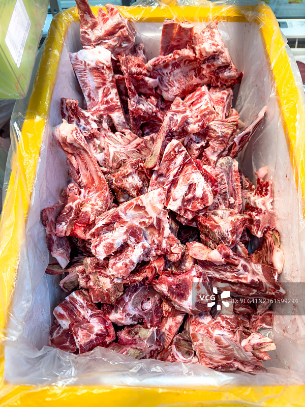 上野市场的鲜猪脊骨碎块图片素材